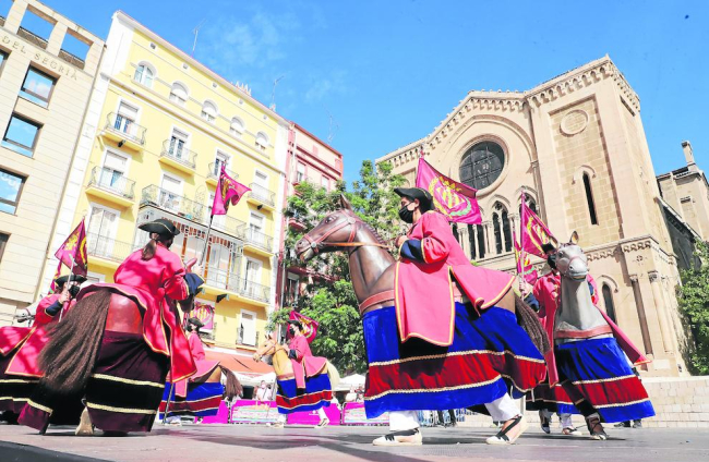 Ball dels gegants durant el Seguici, ahir a l’escenari de la plaça Sant Joan.