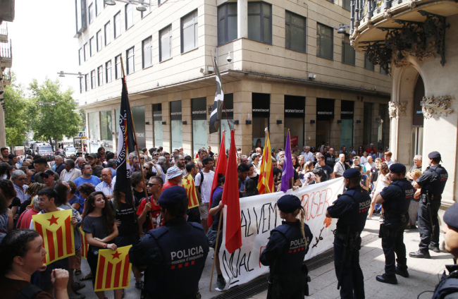 Els manifestants, a la confluència dels carrers Major i Cavallers, davant d’una barrera de mossos.