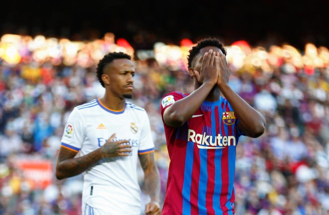 Ansu Fati se lamenta durante el partido.