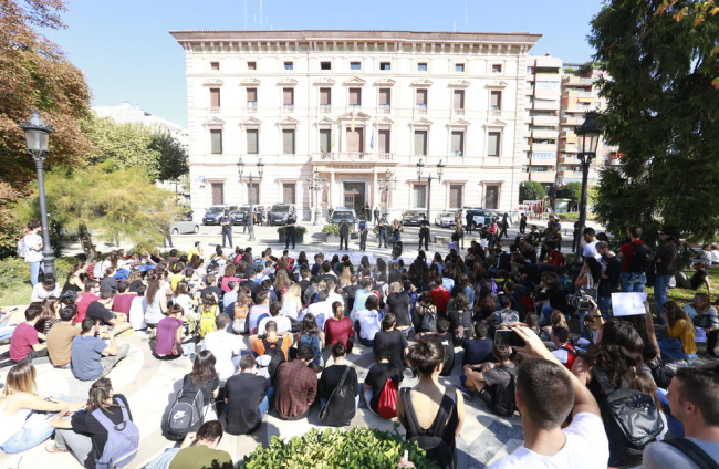 La protesta d'estudiants per demanar la llibertat dels líders d'Òmnium i l'ANC.