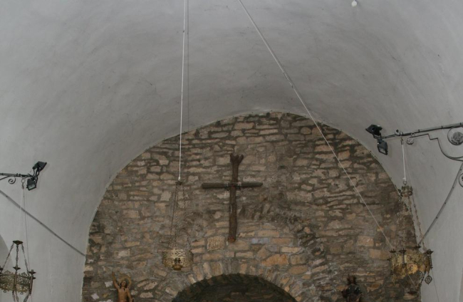 Imatge d’arxiu de l’altar de pedra de la Mare de Déu de la Posa, a Isona, i l’operació de trasllat del bloc amb grua inclosa.