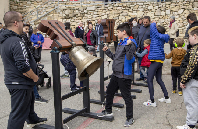 Los niños se lo pasaron en grande haciendo repicar las tres campanas instaladas en la plaza.