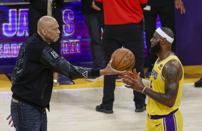 LeBron James toca el cielo de la NBA