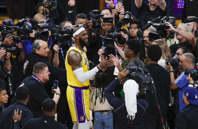 LeBron James toca el cielo de la NBA