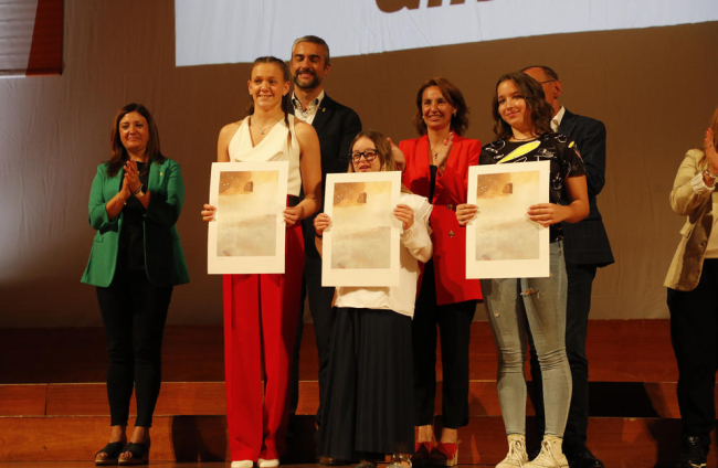 Foto de familia de los deportistas y representantes de equipos y de clubes que fueron premiados ayer por la Generalitat, aunque hubo ausencias por problemas de agenda.