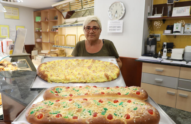 Coques de crema i fruita confitada a la fleca El Bon Forner de Lleida, a Alcalde Porqueres.