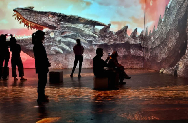 La sala immersiva del Museu Digital de la Casa Amatller de Barcelona endinsa al visitant en la llegenda i els mites dels dracs.