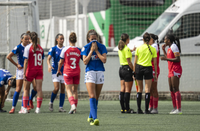 Imatge del xut de Laura Fernández que va suposar el primer gol del partit.