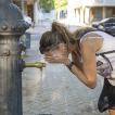 Una dona es refresca en una font a Lleida per la calor en una imatge d'arxiu.