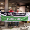 Membres de la plataforma abans d’entregar les al·legacions ahir a Lleida.