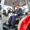 El ministre Luis Planas va complir la tradició de pujar a un tractor a la Fira de Sant Miquel.