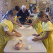 El taller infantil d’elaboració de coques de ceba a la fira de Ciutadilla.