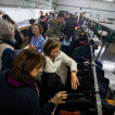 Visitants comprant jerseis a la cooperativa tèxtil de l’Espluga Calba.