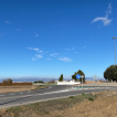 La rotonda nord de la variant de Miralcamp des de la qual partirà el nou traçat en direcció oest cap a Fondarella i l’A-2.