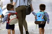 Algunes dones sacrifiquen la carrera laboral pels fills i això passa factura al sou.
