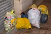 Bosses amb envasos de plàstic i de la fracció de rebuig a Pardinyes dijous, dia en què es recullen.