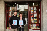 Oriol Jové i Núria Sauret, amb el llibre a la llibreria Sauret.