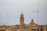 Alguns dels aerogeneradors del parc eòlic Solans, entre Llardecans i la Granadella.