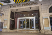 Porta d’entrada del Teatre Principal, a la plaça de la Paeria.