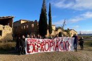 Un grup de persones concentrades davant de la Casa de Vallamanya per demanar la seva expropiació