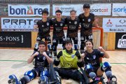 Bruna Odina, a la dreta, amb els seus companys de l’infantil amb els quals juga a la Lliga mixta. - LLISTA BLAVA