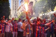 Aficionados del FC Barcelona en las inmediaciones de la catedral de Sevilla antes de la final de la Copa del Rey entre el FC Barcelona y el Real Madrid este sábado en Sevilla. EFE/Raúl Caro