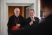 El número dos del Vaticà, Pietro Parolin (esquerra), durant una visita a Andorra el 2023. - ANA / ACN