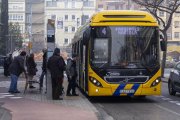 Usuaris pujant a un autobús urbà de Lleida. - SEGRE