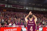 Rafa Villar agraeix amb aplaudiments el suport de l’afició. - JAVI ENJUANES