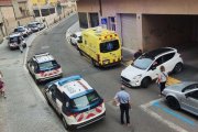 Imatge de les patrulles dels Mossos d’Esquadra i de l’ambulància del SEM al lloc dels fets.