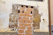 Una de les entrades d’un edifici que ha tapiat l’ajuntament. - A.L.B.B.