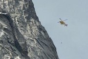 Els bombers van baixar fins a l’escalador per acompanyar-lo. - BOMBERS