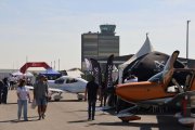 La plataforma dels hangars va acollir els expositors del certamen durant el cap de setmana. - E. FARNELL
