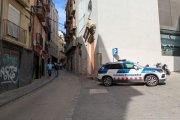 Una patrulla dels Mossos, ahir al carrer la Palma. - SEGRE