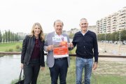 Josep Ordi amb Mireia González i Vicenç Alujas, del patronat de la Fundació Catalana de Lupus. - PAU PASCUAL PRAT