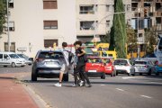Alumnes travessant de forma temerària la carretera de Saragossa. - PAU PASCUAL PRAT