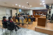 Els cinc acusats, ahir a la banqueta de l’Audiència de Lleida. - PAU PASCUAL PRAT