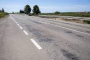La carretera A-242 que uneix les localitats de Seròs i Fraga, plena de forats i clots. - PAU PASCUAL