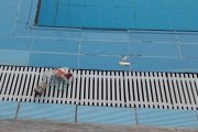La piscina municipal del barri dels Mangraners de Lleida, tancada per vidres a l’interior
