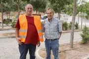 Josep Jané, vigilant voluntari de la zona d’estacionament, i l’alcalde de Bovera, Òscar Acero. - AMADO FORROLLA