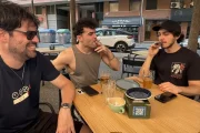 Dos joves fumant a la terrassa d’un bar de la ciutat. - AMADO FORROLLA