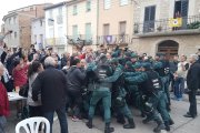 Imatges de les intervencions de Policia Nacional i Guàrdia Civil en col·legis electorals de Lleida.