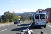 Vista de la furgoneta i de la moto després de l’accident ahir a l’N-230 a Benavarri.