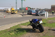 La moto sinistrada va quedar a l’interior de la rotonda de l’LL-11 als Alamús.