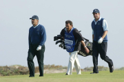 Pedro Ramseyer llevando la bolsa de Seve y junto a ellos Olazabal.