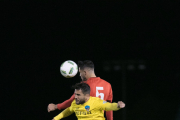 Martí salta junto a un rival en una acción del partido de ayer ante el Mallorca B.