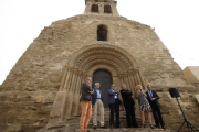 Un moment de la inauguració oficial ahir de la restauració de la portalada, amb el bisbe de Lleida i autoritats.