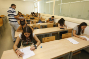 Alumnes abans d’iniciar ahir les proves de lògica matemàtica, al campus de Cappont.