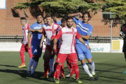 Fran Moreno i Guillem Martí, entre diversos defenses de l’Espanyol B dissabte passat a Mollerussa.