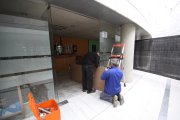 Operaris treballaven per reparar la porta del bar l’endemà del succés.